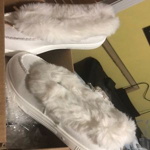 Furry bedroom shoes